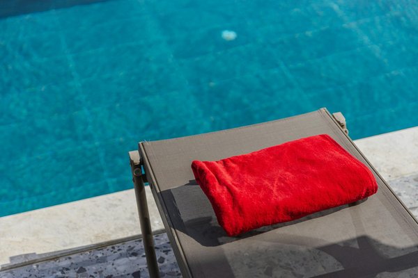 Éclairez Votre Terrasse de Piscine : Conseils Incontournables pour Créer une Ambiance Parfaite